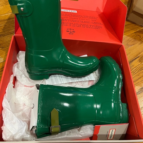 Women’s Green Shiny Rainboots - Picture 4 of 5